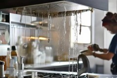 能率油烟机售后热线一网打尽解说㊤吸顶油烟机清洗攻略：轻松应对油渍困扰